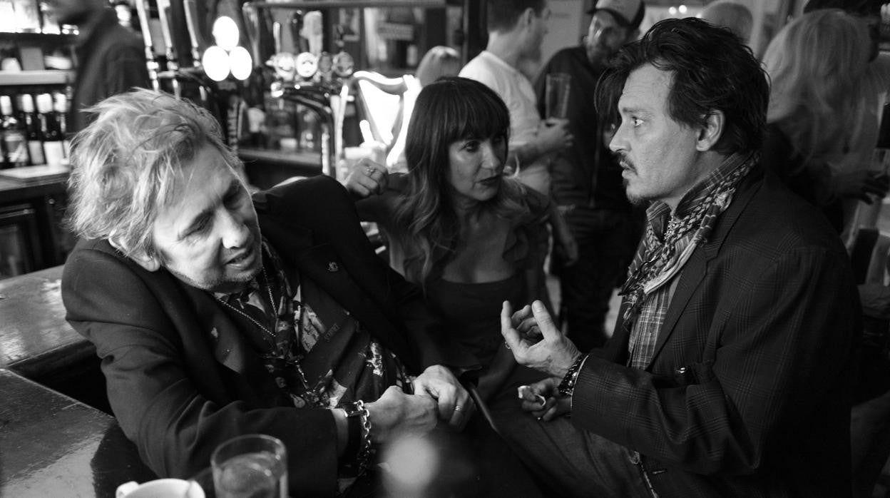 Shane MacGowan y Johnny Depp, disfrutando unas copas durante una de las entrevistas de 'Crock of Gold'