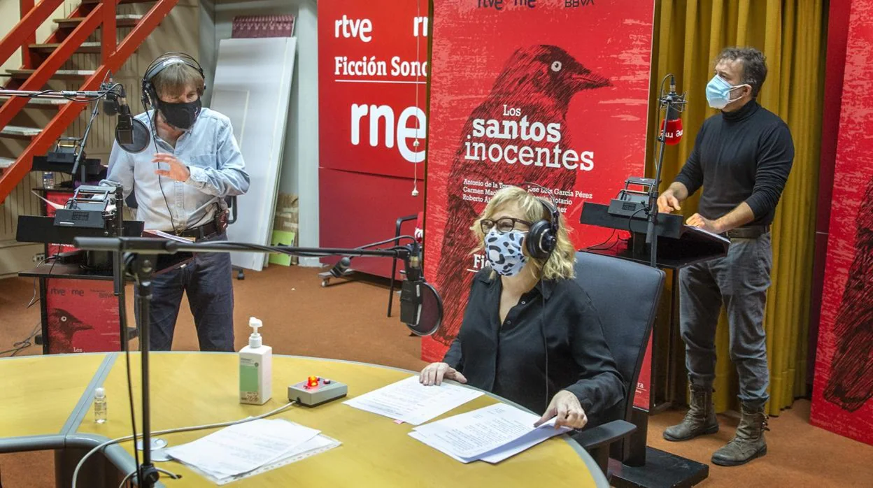 Antonio de la Torre, Carmen Machi y José Luis García Pérez, durante el rodaje de 'Los santos inocentes', la nueva ficción de Radio Nacional