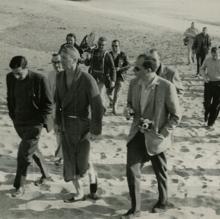 El embajador de EE.UU. en Madrid, con albornoz, tras el baño con Fraga