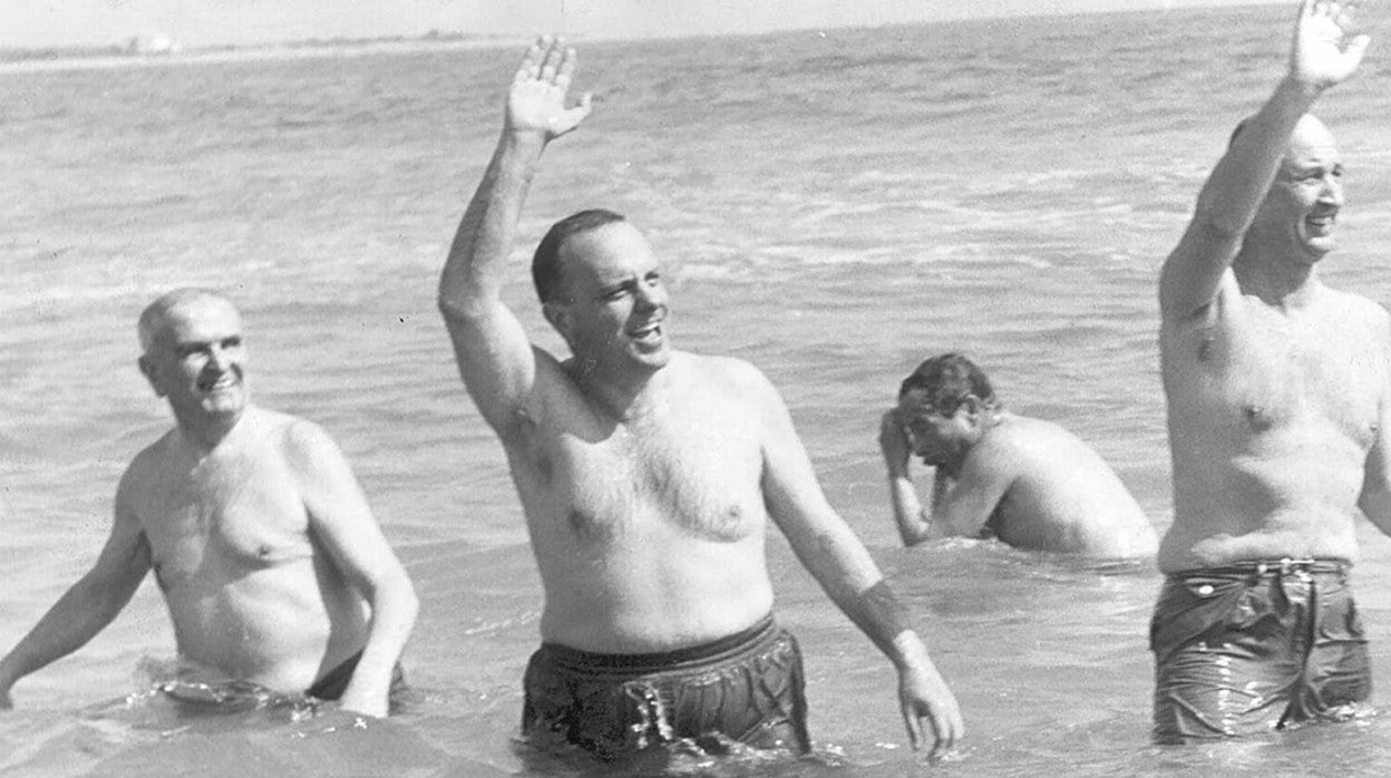 Manuel Fraga y el embajador estadounidense Biddle Duke se bañan en aguas almerienses, en 1966