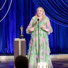 Emerald Fennell recogió el primer Oscar de la noche por el guion de 'Una joven prometedora'