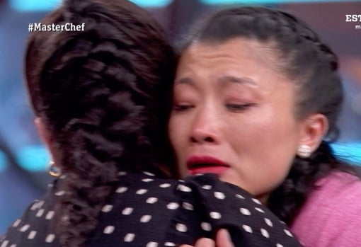 Jiaping llora al despedir a Alicia (de espaldas)