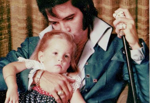 Elvis, con su hija Lisa, en 1971