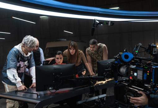 Omar Banana, Vicente Romero, Loreto Mauleón, Maggie Civantos y Bernardo Flores, en el rodaje de 'Express'