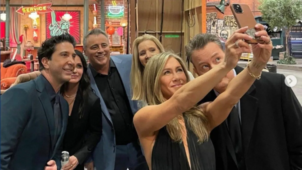 Jennifer Aniston ha publicado esta foto de grupo, pero no el 'selfi' que ella hizo, con David Schwimmer, Courteney Cox, Matt LeBlanc, Lisa Kudrow y Matthew Perry