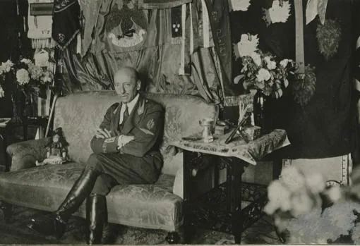 El poeta Gabriele D'Annunzio, vestido con su traje de Teniente Coronel de Italia, en una foto de 1920