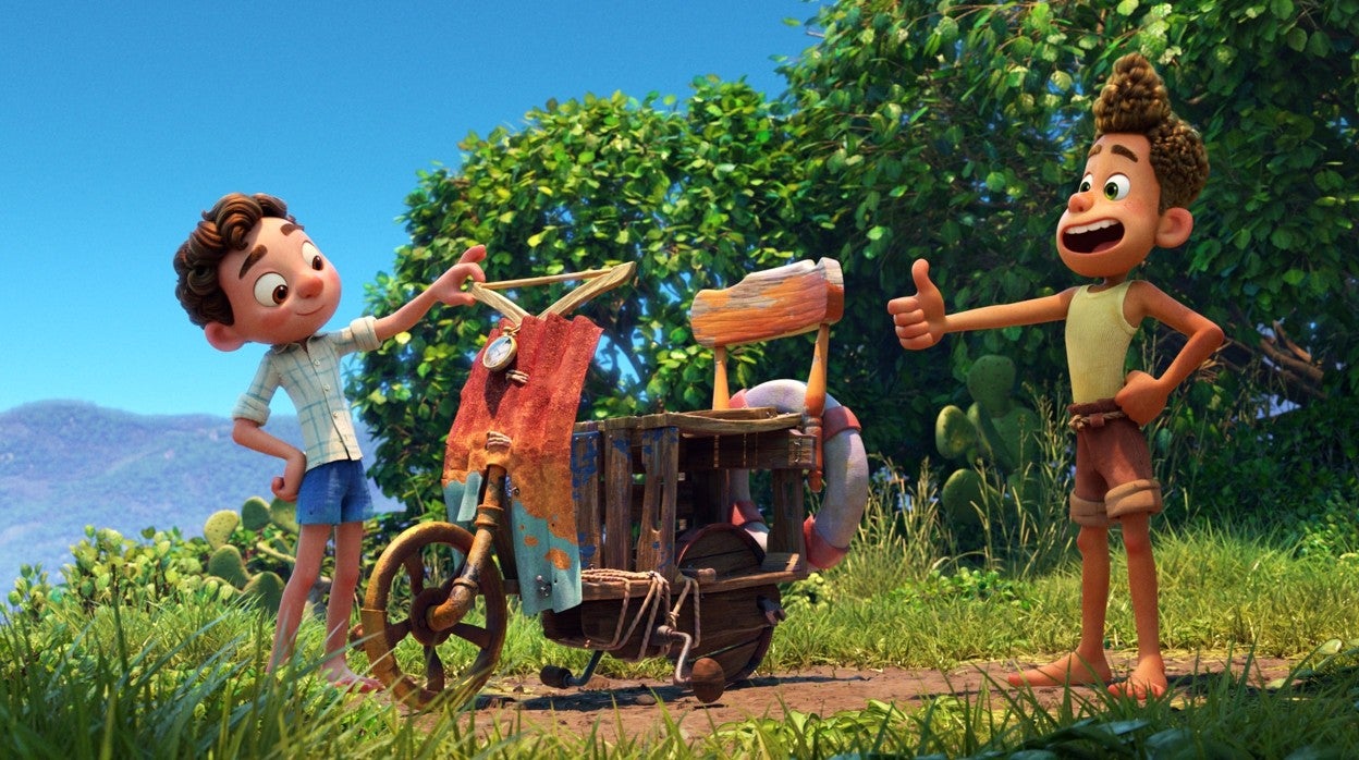 Luca y su amigo Alberto, con algo parecido a una Vespa