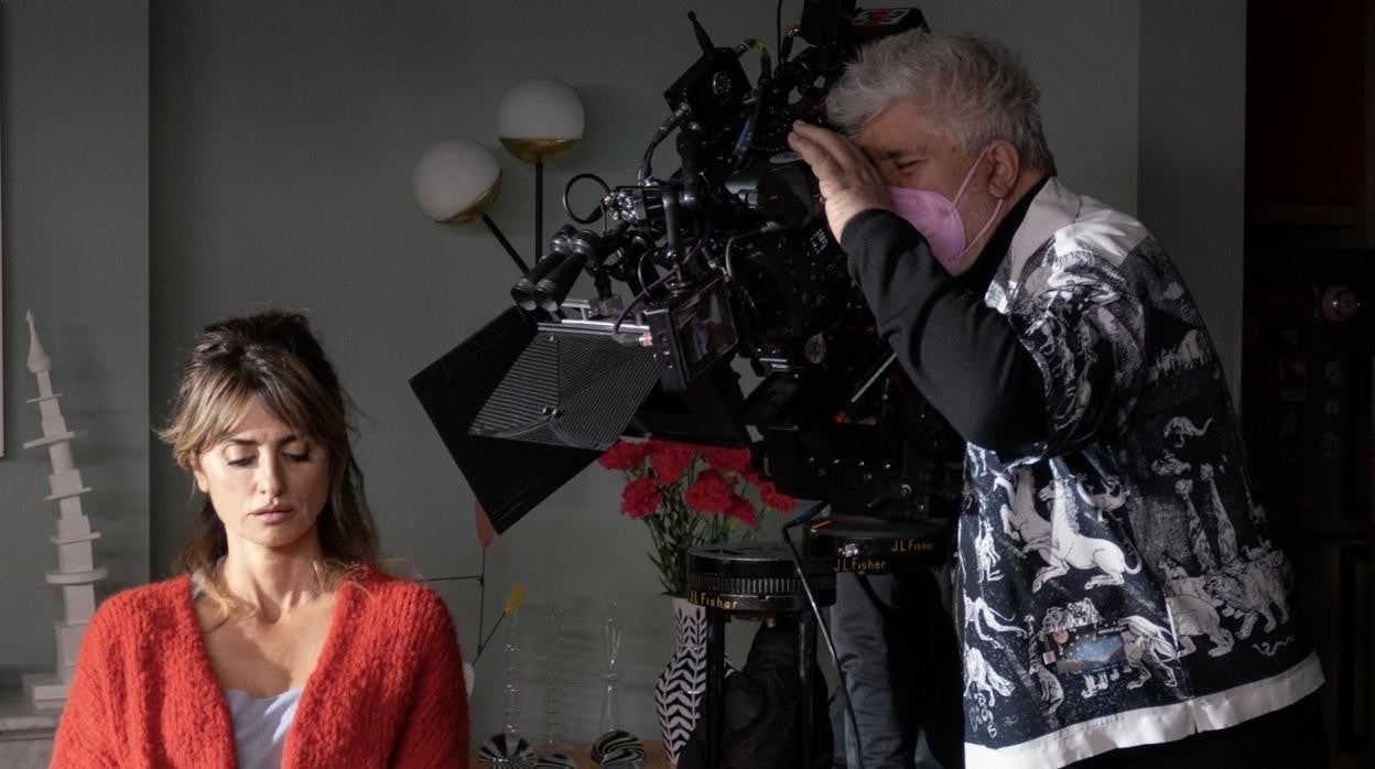 Penélope Cruz y Pedro Almodóvar en el rodaje de 'Madres paralelas'