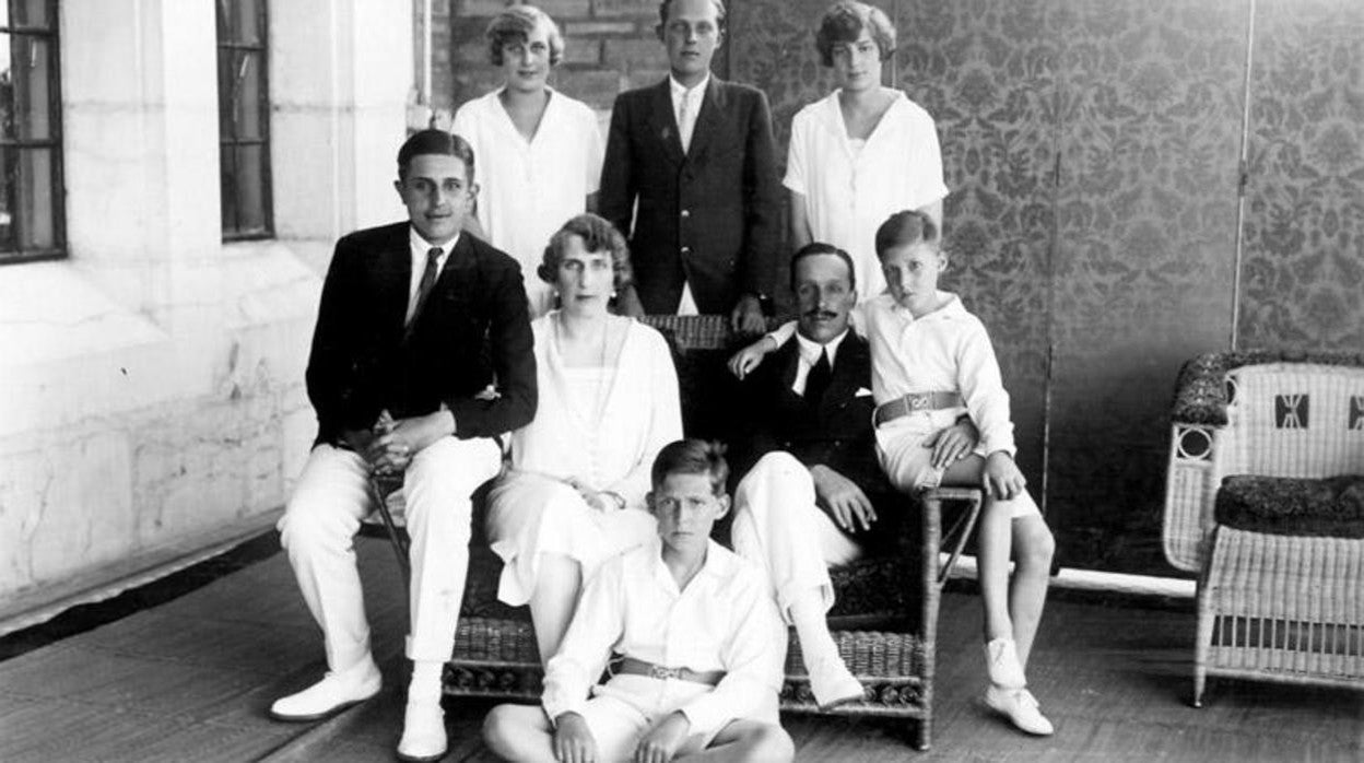 La familia de Alfonso XIII posa para una fotografía