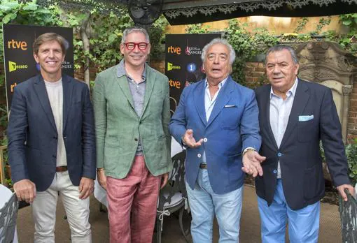Manuel Díaz 'El Cordobés', Boris Izaguirre y Los del Río, durante la presentación de la cuarta temporada de 'Lazos de sangre' en un restaurante madrileño