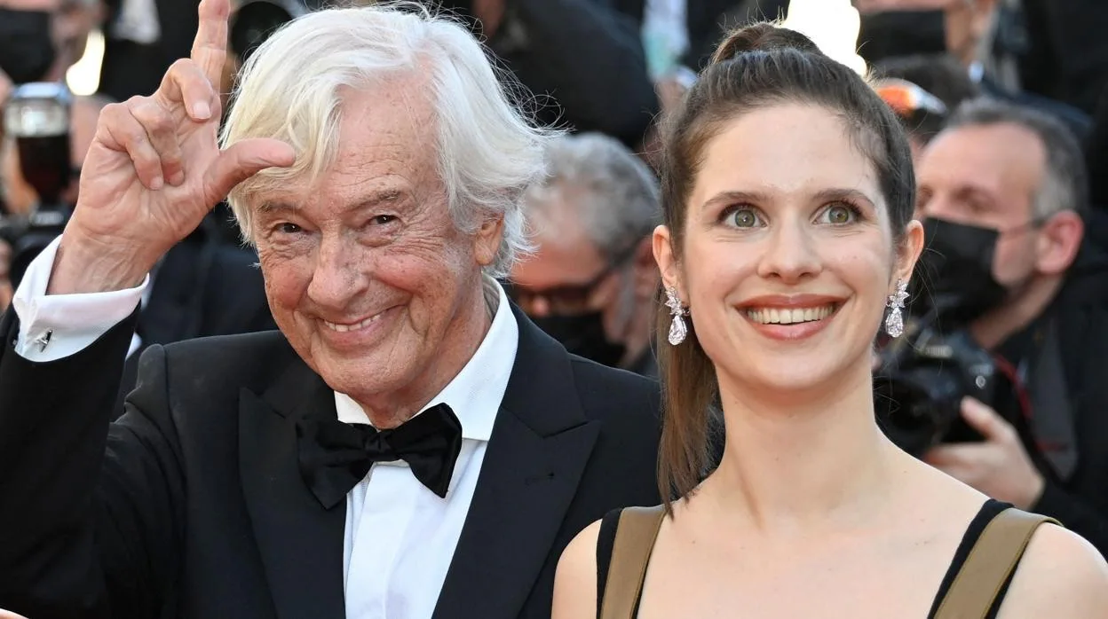 El director Paul Verhoeven y la actriz Daphne Patakia, en la presentación en Cannes de Benedetta