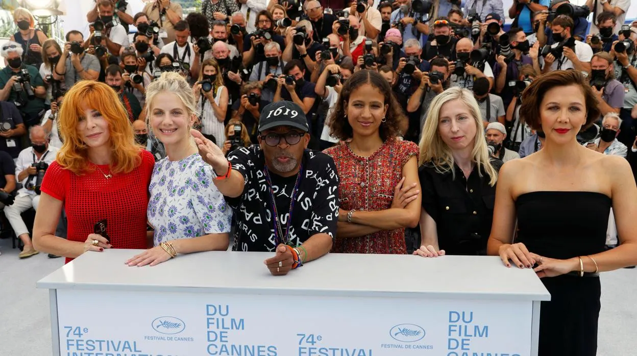 En la imagen, el jurado de la 74 edición de Cannes, que encabeza Spike Lee con una mayoría de mujeres. De las 24 películas que compiten por la Palma de Oro, 4 están dirigidas por mujeres, la vez que más junto con el año 2019 y 2011