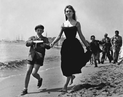 Brigitte Bardot por la playa de Cannes durante el Festival de 1955