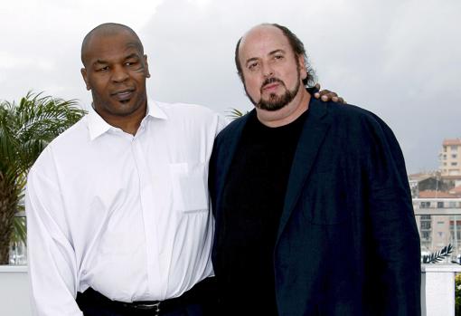 Mike Tyson (i) posa con el director estadounidense James Toback