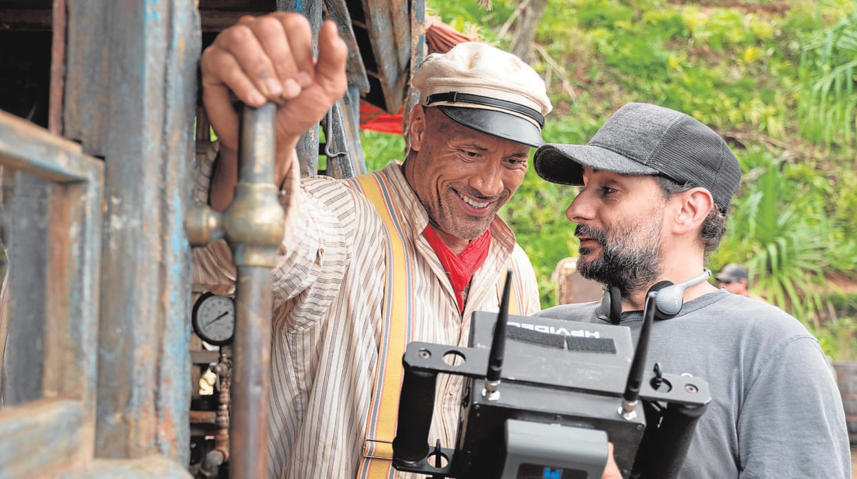 Jaume Collet-Serra, con Dwayne Johnson, en el rodaje de 'Jungle Cruise'