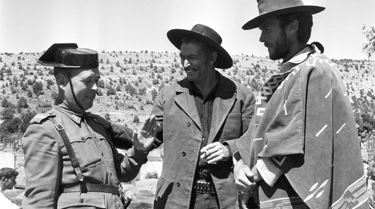 Clint Eastwood, Lee Van Cleef y un guardia civil durante el rodaje de 'El bueno, el feo y el malo'