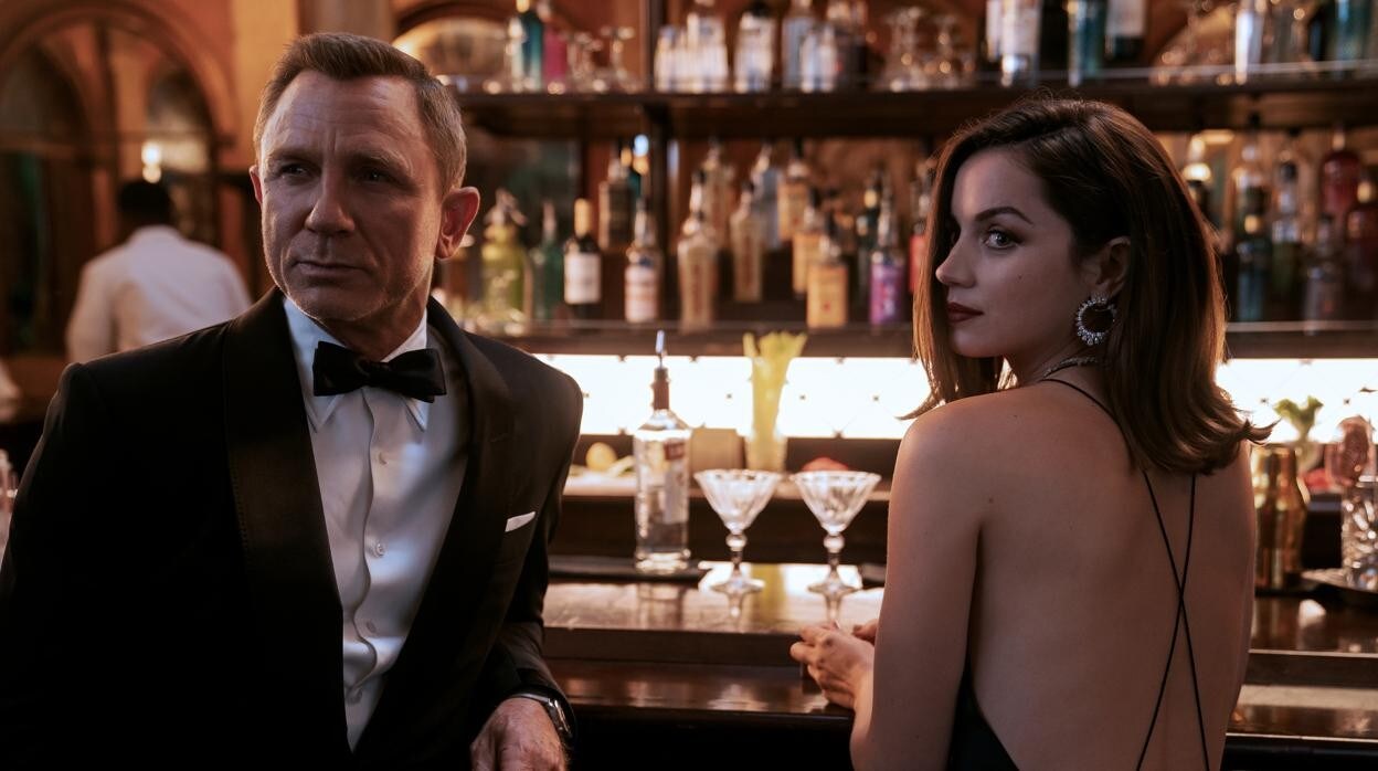 Daniel Craig y Ana de Armas en 'Sin tiempo para morir'
