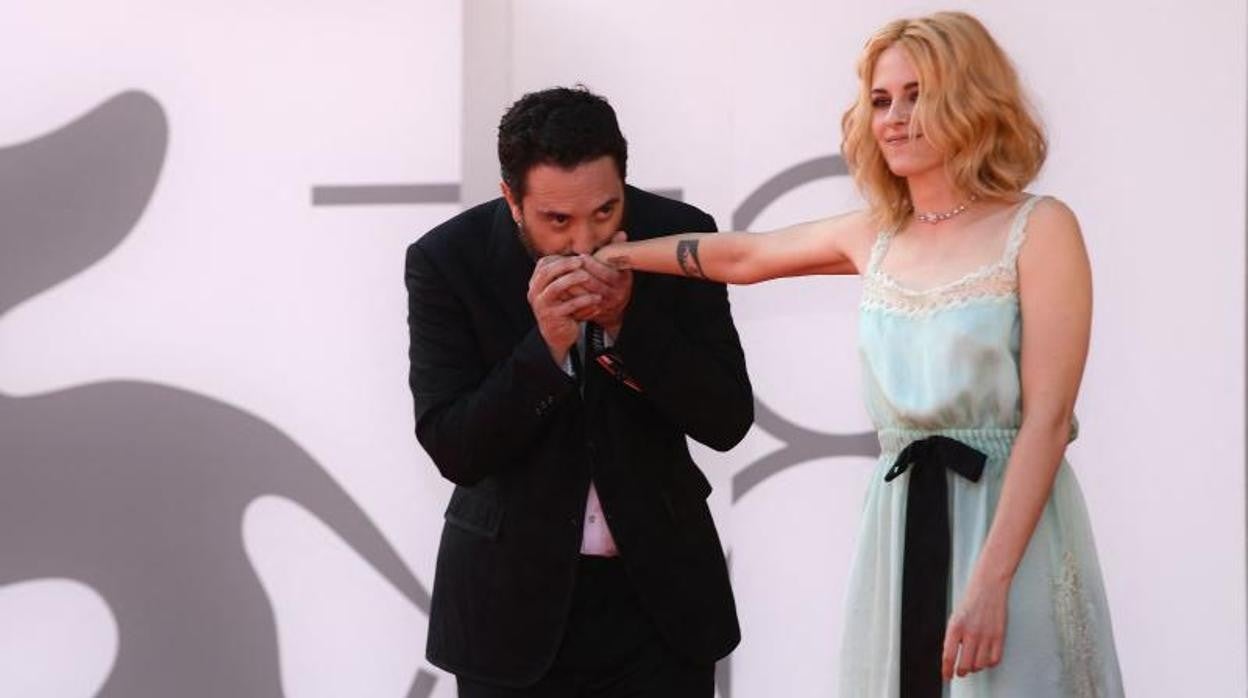 Pablo Larraín y Kristen Stewart, durante la presentación de 'Spencer', en el Festival de Cine de Venecia
