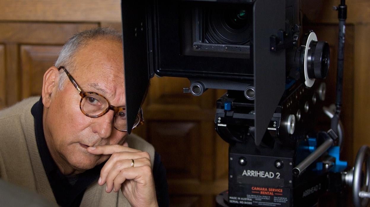 El cineasta Mario Camus, fotografiado en la costa de su Cantabria natal