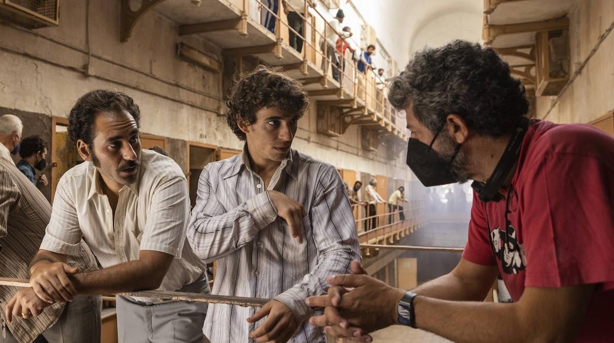 Jesús Carroza, Miguel Herrán y Alberto Rodríguez, en el rodaje de 'Modelo 77'