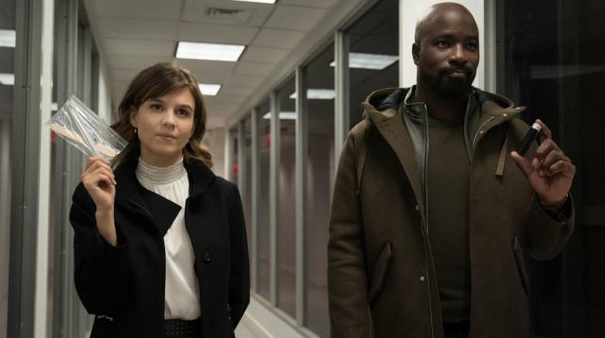 Katja Herbers y Mike Colter, en la segunda temporada de 'Evil', que por fin se estrena en España a través de SyFy el próximo lunes 18 de octubre