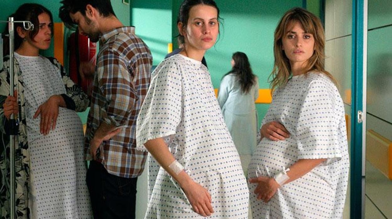 Milena Smit y Penélope Cruz en 'Madres paralelas'