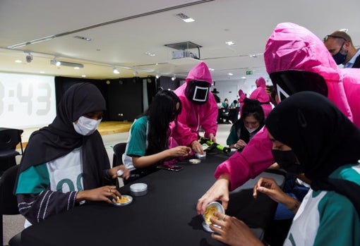 Participantes en un taller de dalgonas en Abu Dabi (Emiratos Árabes)