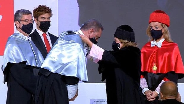 Carlos Herrera, investido doctor honoris causa por la Universidad Europea