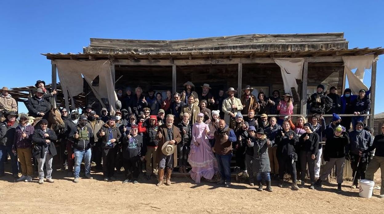 El equipo de ‘Rust’. En el centro, señalados con un círculo, Alec Baldwin y Halyna Hutchins, la directora de fotografía a la que mató de un disparo accidental