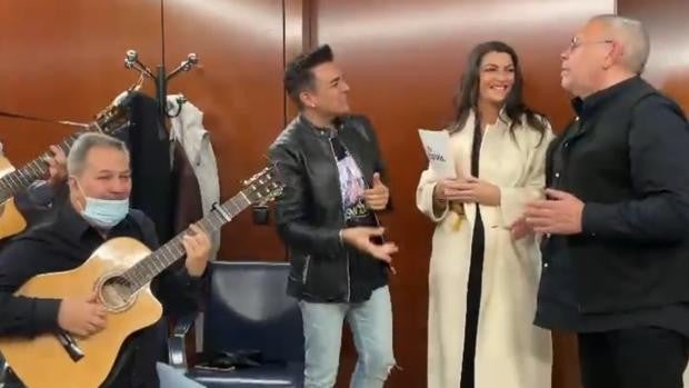 Los Chunguitos 'se quedan' con Macarena Olona y le regalan una canción en los camerinos de TVE