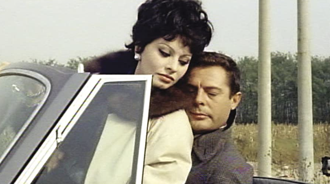 Sophia Loren y Marcello Mastroianni, en 'Ayer, hoy y mañana', de Vittorio De Sica, una de las películas que se pueden ver gratis en el Festival de Cine Italiano en Madrid