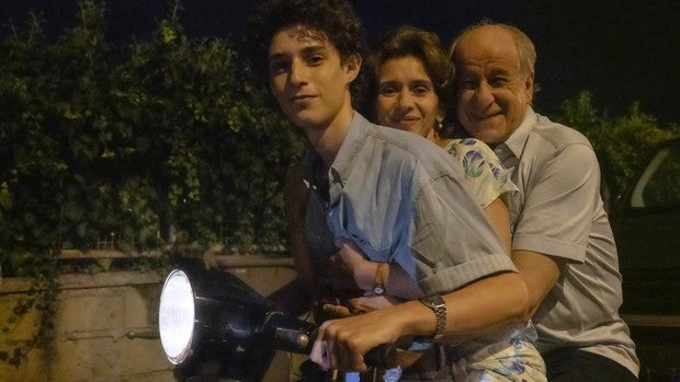 Crítica de 'Fue la mano de Dios': Cruce de camino, Maradona, Nápoles, la memoria y Sorrentino