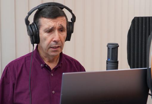 Jacques Barreau gesticula durante un doblaje