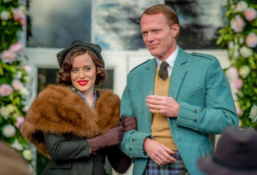 Claire Foy y Paul Bettany, en 'Un escándalo muy británico'