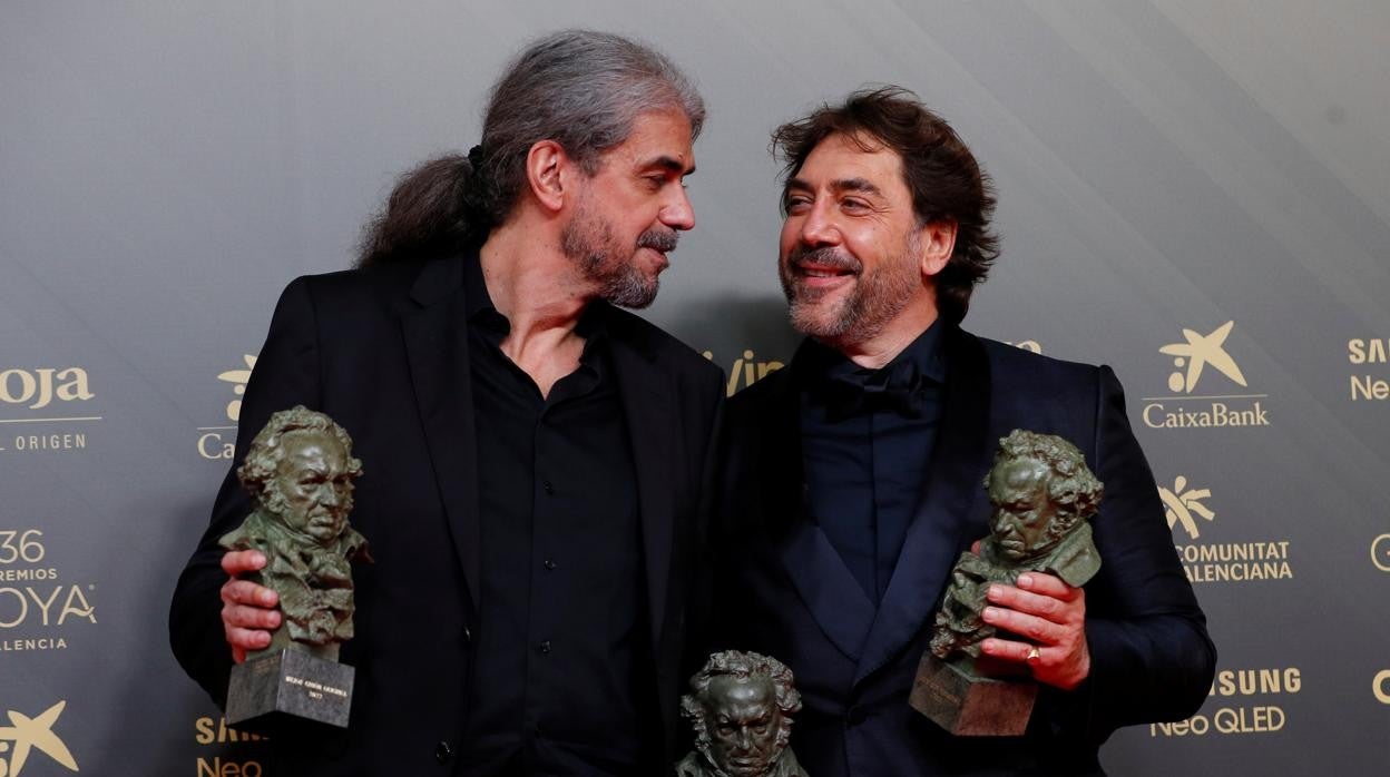 El director Fernando León de Aranoa y el actor Javier Bardem posan con los Goya conseguidos en la 36 edición de los premios
