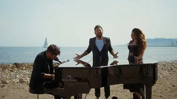 En vídeo: Pablo López, Miguel Poveda y Soleá Morente, magia al piano a la orilla de la playa