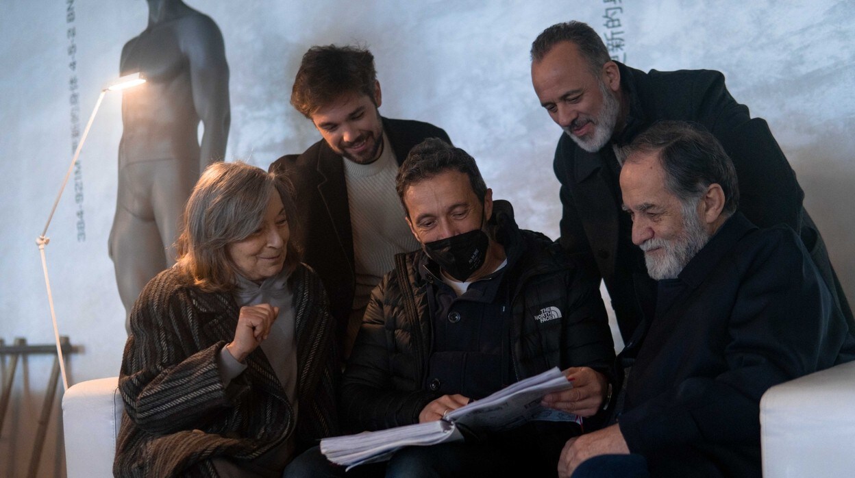 Salvador Calvo, con mascarilla, dirige un capítulo con Petra Martínez, Carlos Cuevas, Javier Gutiérrez y Ramón Barea
