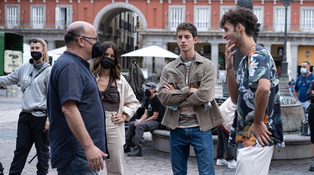 (De izquierda a derecha) Jesús Rodrigo, Amaia Aberasturi, Manu Ríos y Daniel Ibáñez, en la Plaza Mayor de Madrid durante el rodaje de la miniserie de Atresplayer Premium 'La edad de la ira'