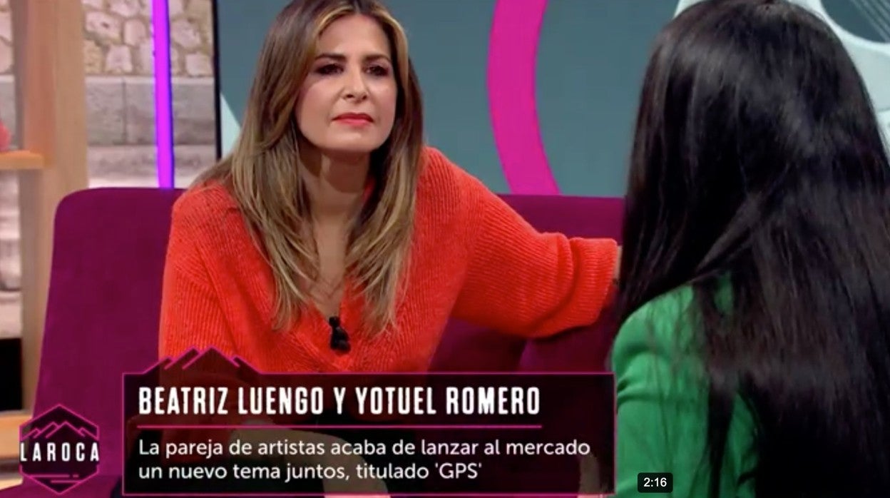 Nuria Roca charla con Beatriz Luengo.