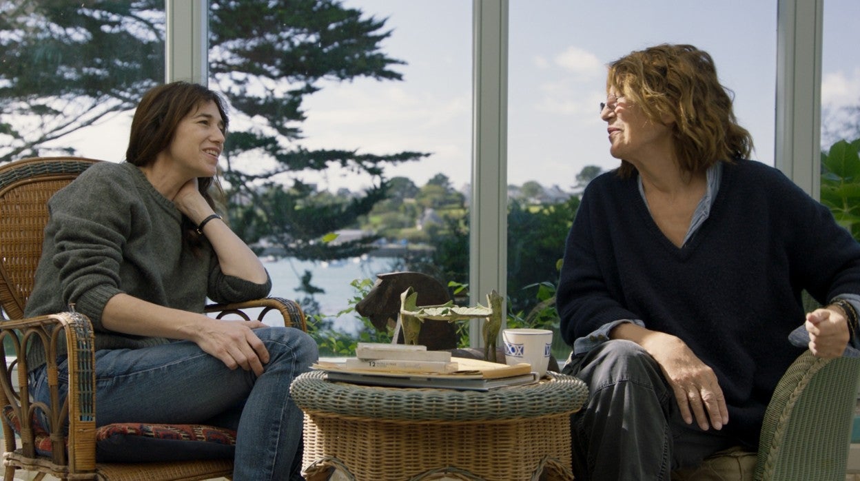 Charlotte Gainsbourg y su madre, Jane Birkin, en una escena de 'Jane por Charlotte'
