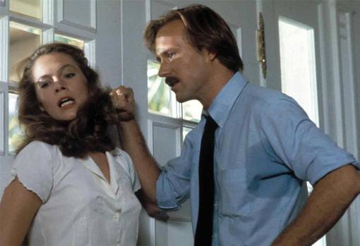 Kathleen Turner y William Hurt, en el thriller erótico 'Fuego en el cuerpo' (1981)