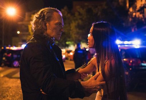 José Coronado y Nona Sobo, en el final de la primera temporada de 'Entrevías'