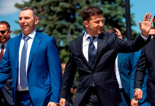 El ayudante principal del presidente Serhiy Shefir (izquierda) camina junto al presidente ucraniano Volodymyr Zelensky (derecha) durante su investidura en Kiev, Ucrania, el 20 de mayo de 2019.