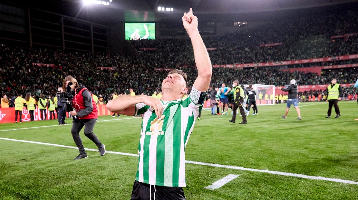 El jugador del Betis Joaquín celebra la victoria de su equipo en la final de la Copa del Rey, lo más visto en televisión en abril, en Telecinco