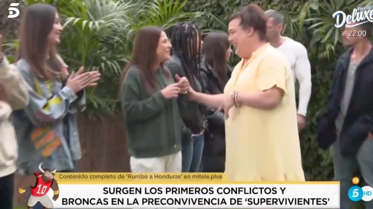 Desi, vestida de amarillo, en 'Supervivientes'