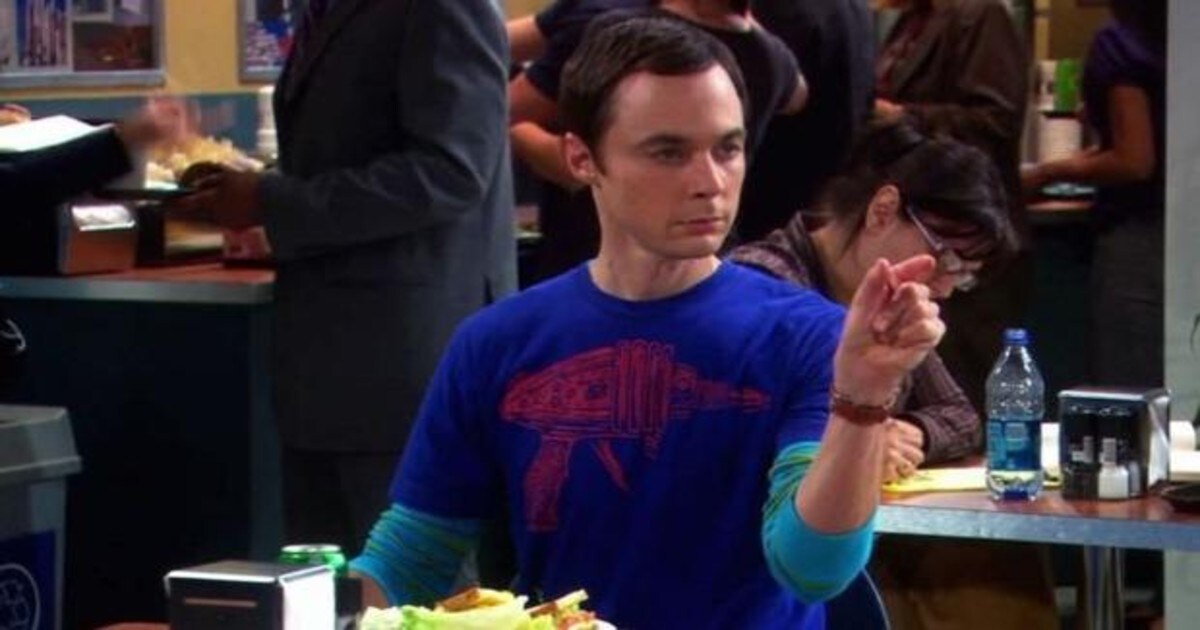 Fotograma de 'The Big Bang Theory' en el que Sheldon simula usar la fuerza
