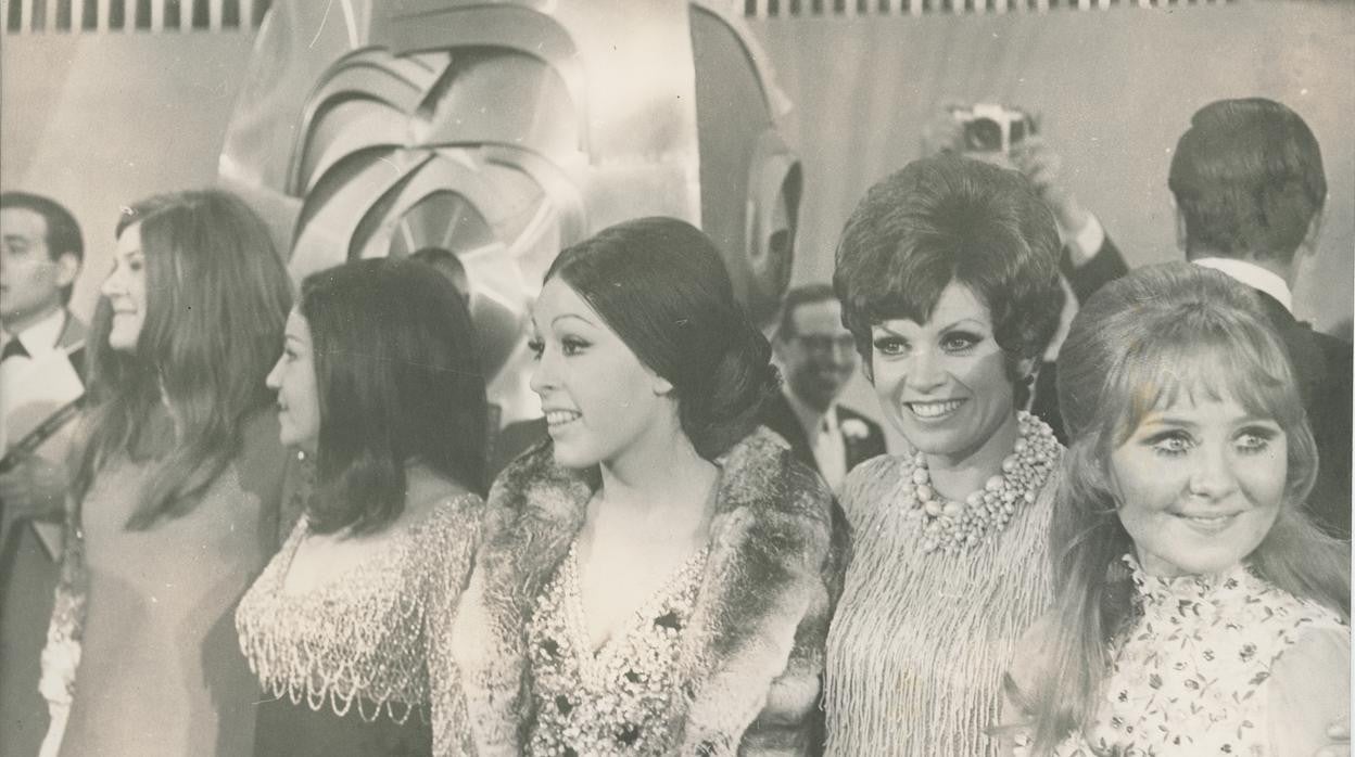 Salomé posa con las tres cantantes con las que compartió el primer premio de Eurovisión 1969, Lulu, Lenny Kuhr y Frida Boccara