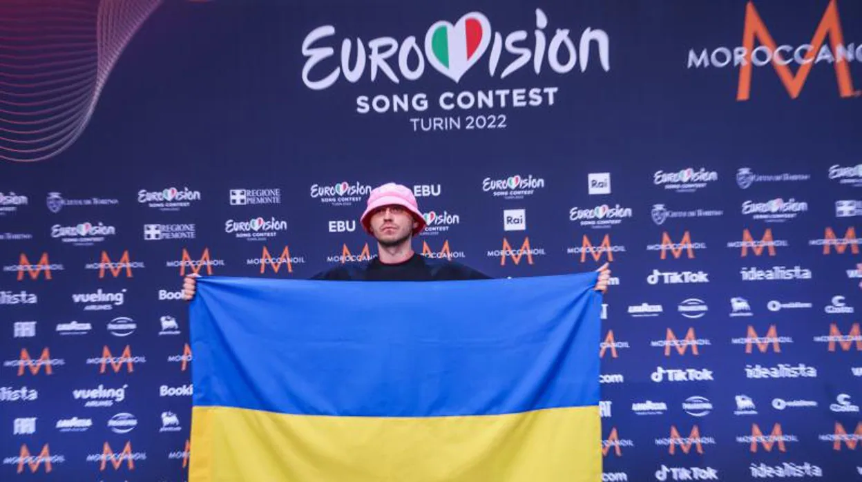 Oleg Psyuk, del grupo Kalush Orchestra, con la bandera de su país, que cuenta entre los favoritos