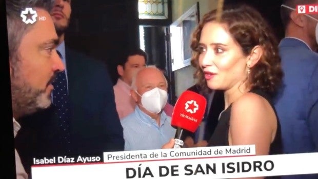 El peculiar momento en el que un periodista pide  la canonización de Díaz Ayuso: «No me lo merezco»