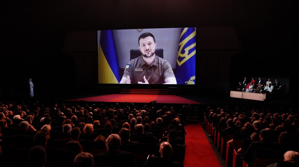 Zelensky se dirige a los asistentes a la inauguración del festival de Cannes